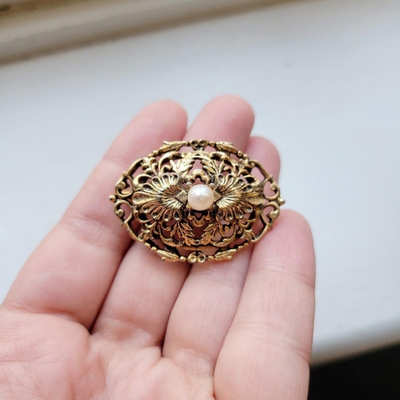 Vintage Gold Victorian Style Ornate Faux Pearl Oval Filigree Lapel Boucher Pin - Picture 2 of 7
